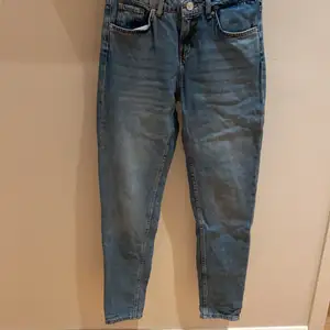 Ljusblåa mom jeans från bikbok i storleken xs. Använda fåtal gånger, säljer pga för små. Exklusive frakt