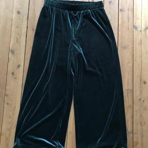 Gröna mjuka byxor i velour, stlk S - Fina byxor från Vero Moda men köpte här på plick, passade inte mig. Trekvartsmodell, så lite korta nedtill. 150kr inkl frakt! 