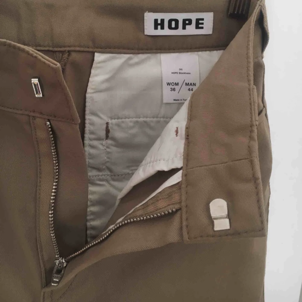 Oanvända byxor från Hope, ”Zone Trouser”, storlek 36. Jeans & Byxor.