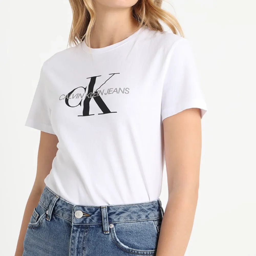  Toppen skick Calvin Klein T-shirt från Zalando. Ordinarie pris 499. Frakten är inräknad.. T-shirts.