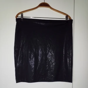 Kjol med ormskinnsmönster - Lite glansig, tunn kjol med ormskinnsmönster, stretchig