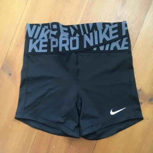  - Snygga träningsshorts från Nike PRO, inköpta för två somrar sedan och knappt använda! Dessa är högre i midjan och kortare i benen, väldigt bekväma! Ordinarie Pris 399kr. Pris + frakt 200kr