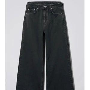 Vida byxor från Weekday - Snygga byxor från Weekday i modellen Ace storlek 26/30. Passar tyvärr inte mig så säljer nu till någon med intresse! Jättefina på och så sköna!☺️ Frakt tillkommer!