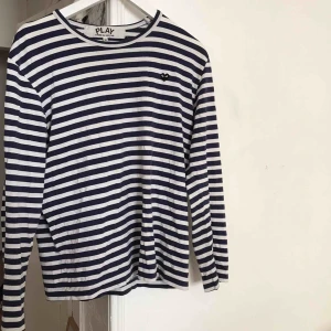  - Perfekt äkta CDG tröja! Blå-vitrandig med svart hjärta. Underbar men jag har en med rött hjärta också så släpper denhär! 🦋🦋🦋 Pytteliten fläck mellan två ränder (bild 3) därför lite billigare än dom brukar va här på plick. Inget som stört mig! 