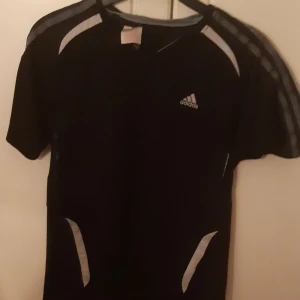 Adidas-tshirt - Skriv för mer info/fler bilder! Finns i gbg men kan även skickas. Katt finns i hemmet!