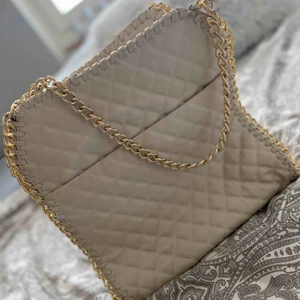  - Tiamo väska Köpt på Bianco Nypris 599kr Helt ny