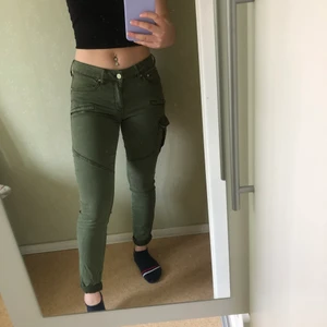 Cargo byxor från ginatricot  - Stretchiga cargo byxor från ginatricot i superskönt material. Aldrig används då de tyvärr är för stora i midjan för mig och endast fungerar med bälte:// 