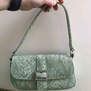  - Säljer denna skitsnygga pärlan !! Köpt vintage & är mkt unik. Perfekt till sommarens outfits <33 så gott som ny, passa på!