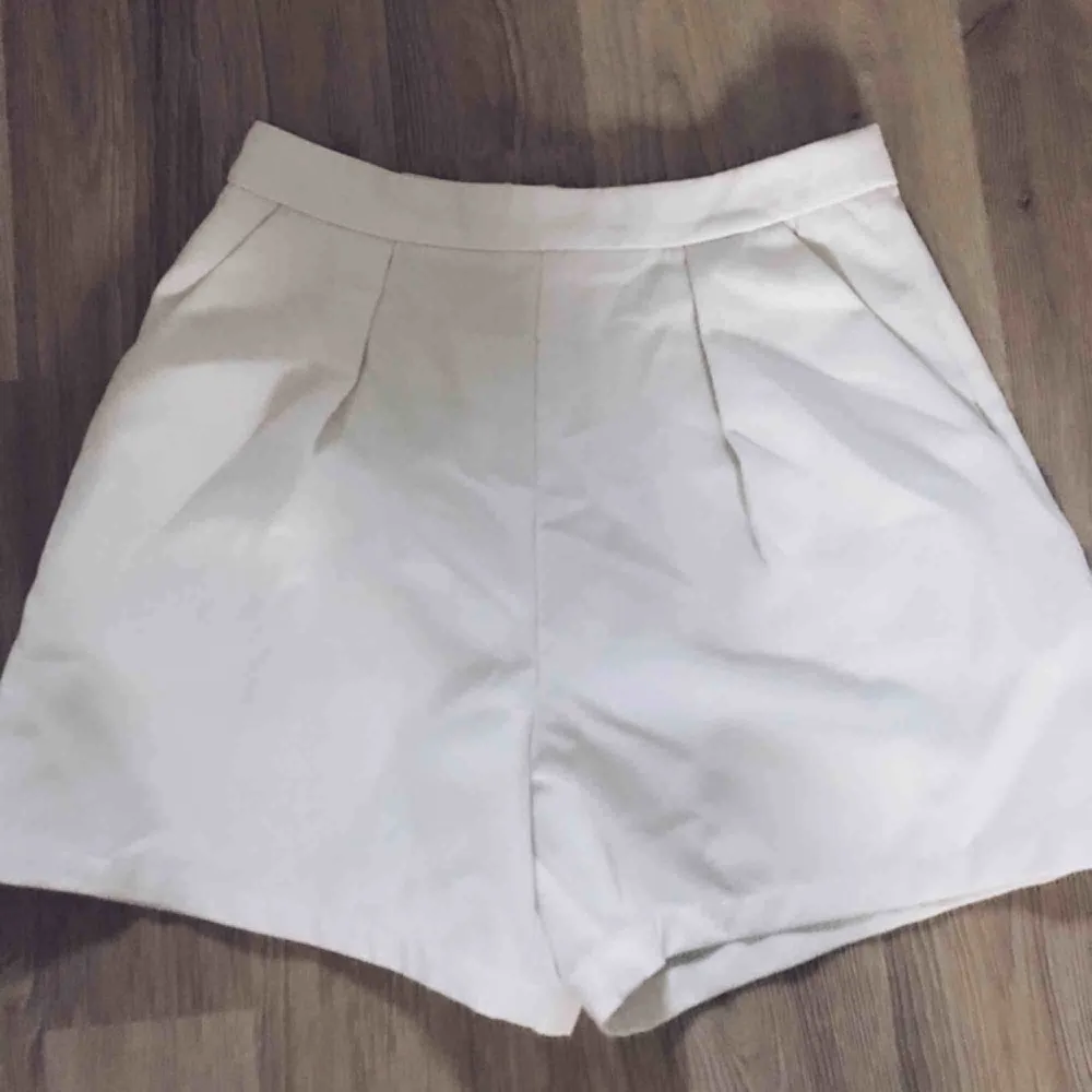 Helt oanvända vita kostymshorts från Zara. Dragkedja där bak. Säljer pga för liten storlek 🤍 Köparen står för frakt = 40 kronor. Shorts.
