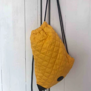  - 💛Gul ryggsäck från Don Donna💛 Väskan har en innerficka med dragkedja💛