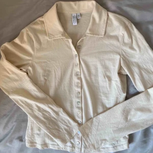  - Topp från &other stories i storlek 38! Använd två gånger. Möts gärna upp i Malmö, annars tillkommer frakt på 50kr :) 