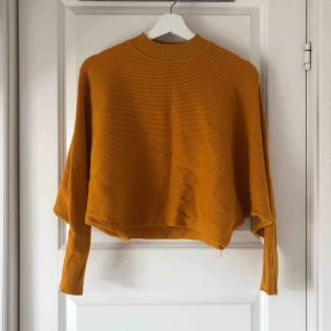  - Stickad tröja från Chiquelle i unisex, skulle uppskatta att den är som en typisk small storlek. 🧡🧡