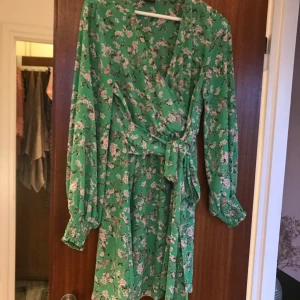 Omlott klänning  - Klänning i fint skick, använd fåtal gånger 