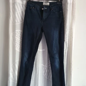 Acne Studios jeans - Storlek 25/32. Dom är i fint skick, frakt ingår i priset 🌸
