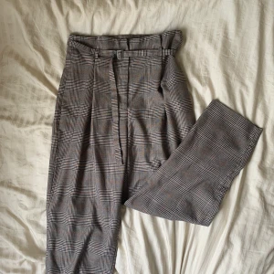 KOSTYMBYXOR FRÅN ZARA - Högmidja kostymbyxor från Zara som inte kommer till användning längre. De är extra höga i midjan samt korta i benen. Har använt de ett par gånger. Frakt ingår ej 😇