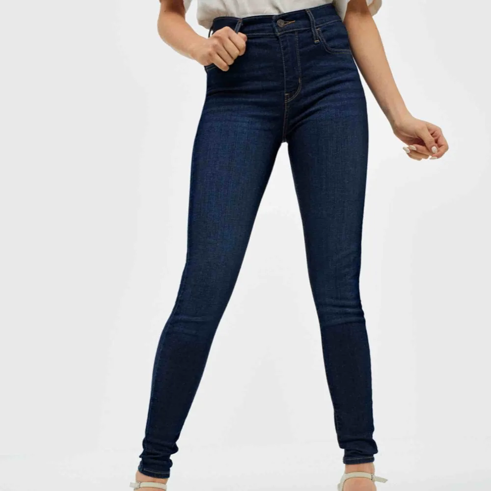 Snygga Levis jeans W25 L30! I bra skick!💗 nu pris ca 1000kr. Jeans & Byxor.