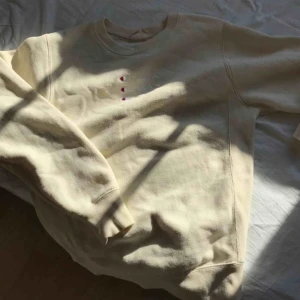  - Super snygg champion tröja i eggvit färg, mycket mysig:) Tröjan köptes på Urban outfitters för 550kr nypris. Storleken är xs men skulle snarare säga att den sitter som en small.