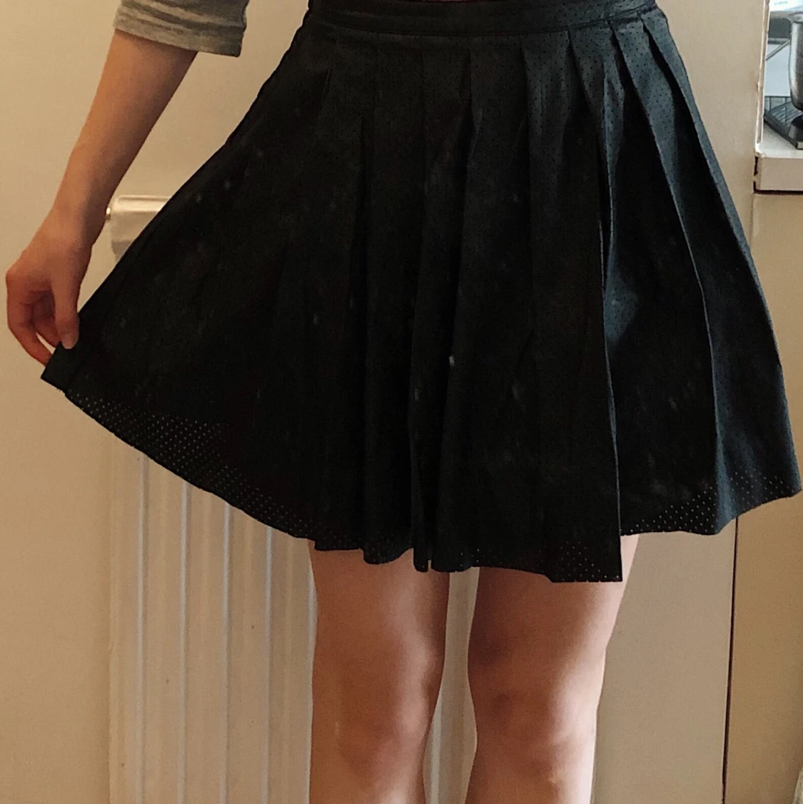 Snyggt klockad kjol i sportigt material - 90