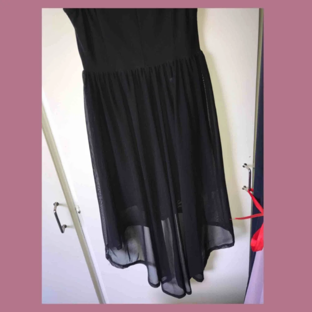 Fin och svart klänning i chiffong med släp som följer klänning fint se bild 3 . Klänningar.