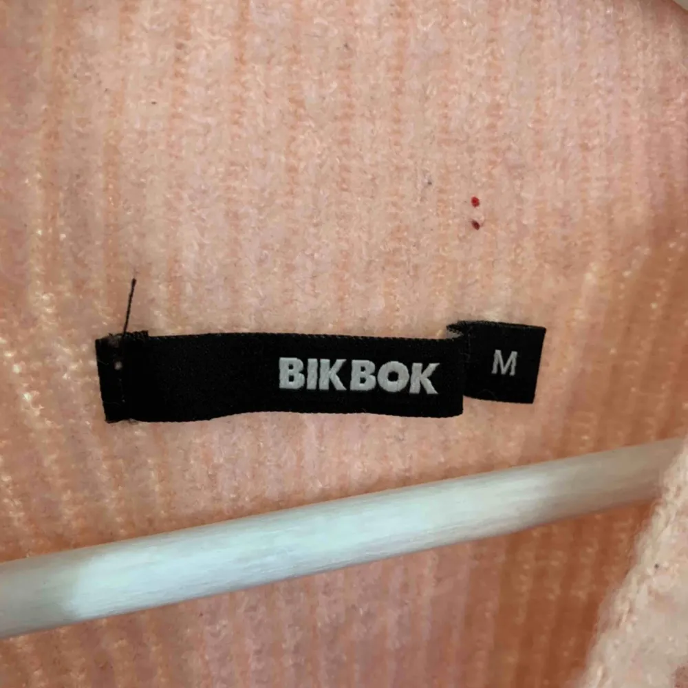 Mysig stickad tröja från Bik Bok! Jättefin, men kommer tyvärr inte till användning längre! Passar allt mellan XS-M💗Kan mötas upp i GBG, köparen står för frakten. Tröjor & Koftor.
