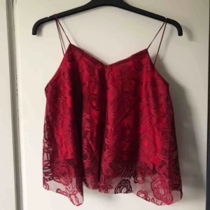  - Rosigt linne för sommaren, finns i färgerna vit och röd. 