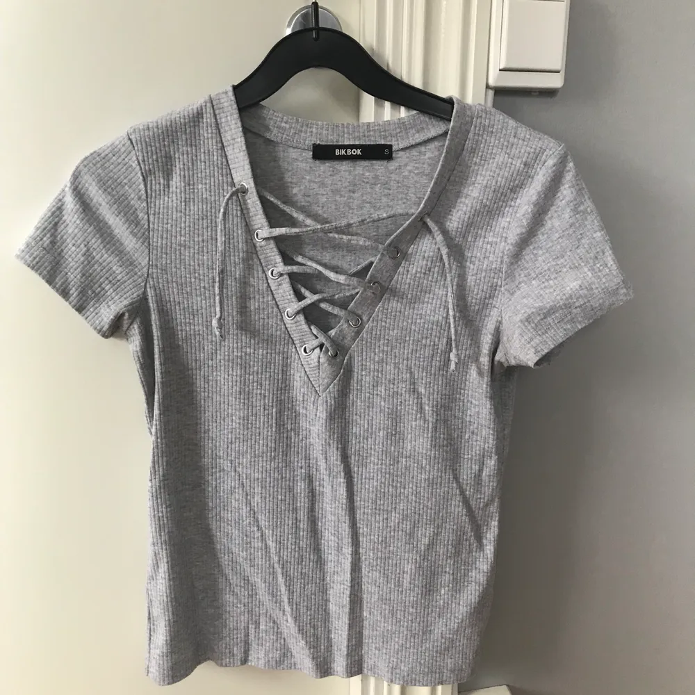 En grå tshirt från bikbok, köpare står för frakt. T-shirts.