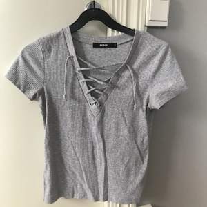 En grå tshirt från bikbok, köpare står för frakt