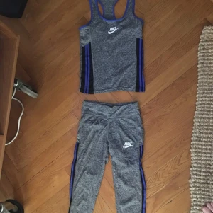Träningset Nike - Smickrande träningsset från Nike. Säjs för 200 kr hela paketet. Strl. S på över-och underdel! 
