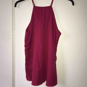  - Lite längre linne. Lite mindre i storleken vid kragen. Men annars superny och fin, den är aldrig använd  