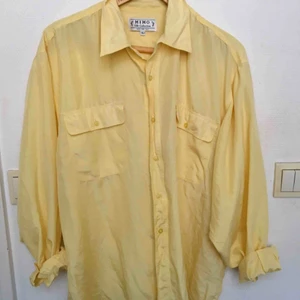  - Oversize skjorta i 100% silke. Köpt på second hand. Luftig å perfekt till sommaren! Möts upp i centrala Sthlm annars tillkommer frakt 🌞