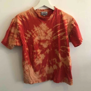  - Säljer denna t-shirt som jag blekt själv. Den har många små hål och är köpt second hand därav priset.