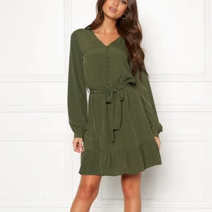 Superfin klänning ifrån sisters point - Säljer min jättefina klänning ifrån sisters point! Jättefin till sommarn med ett par vita sneakers! Köpte i fel storlek och har därför bara använt den en gång! Super fint skick! Köpte den för 599 :- köparen står för frakten! 