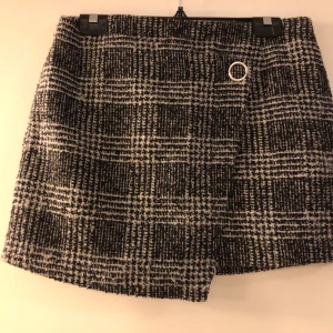 H&M Kjol strl 38 - Storlek 38 i think, passade bra på mig kanske lite kort, det är ingen riktig omlott kjol! Orsaken till varför jag inte använder denna längre är pga annan vikt i dagsläget.  Jag tar 50kr+frakt!