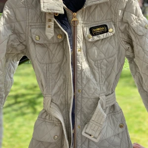 Barbourjacka - Jacka från Barbour. Jättefint skick! Nypris 2499:- säljes för 300. Kan deala om priset om det känns för dyrt. Köparen står för frakt.