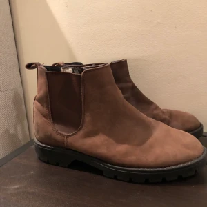 Bruna skor - Bruna skor, frakt 88kr då det är skor och väger mycket📦