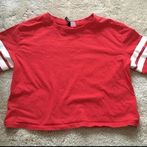 Topp från H&M  - Söt röd topp med vita streck på ärmarna från H&M i strl. Xs. 10kr +porto