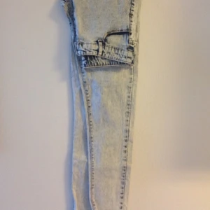  - Stentvättade "jeans" från H&M, stretchiga och sköna. Smala ben.