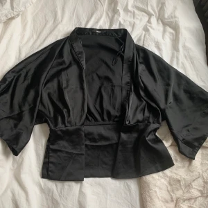  Blazer  - Säljer denna ”blazer” (vet inte vad den kallas) från bikbok! Man kan ha den lite hur som helst. På sidorna finns det snören som man kan knyta! 💖 Använd fåtal gånger. 