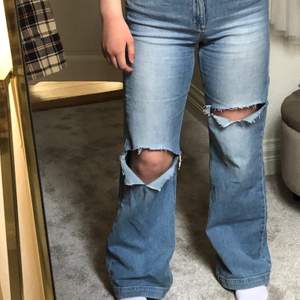 Snygga jeans som sitter som en smäck från Carin Wester. Hellånga och skitsnygga egengjorda hål. Trendiga just nu!!