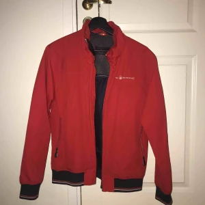  - OBS HERR JACKA !  Super fin regntät jacka från Sail Racing, jätte bra skick!  Nypris : 2500 kr