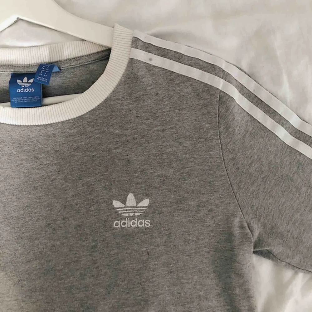 grå långärmad tröja från Adidas 🤍  Originalpris: 400 kr❗️  🤍 frakt tillkommer men den delar vi på 🤍. Hoodies.