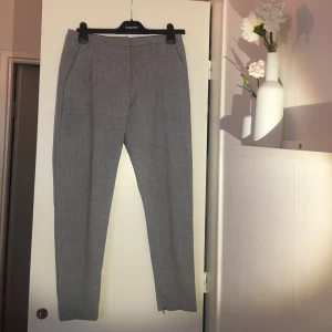 Kostymbyxa - Grå. Storlek S. Köparen står för frakten som tillkommer🙃📦