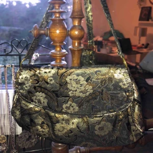  - Super söt väska me coolt blom mönster från Åhléns, stängs med hjälp av en knapp, frakt 22 kr💗