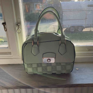  - Mint/pastell grön hand väska.  200kr? Kom med bud
