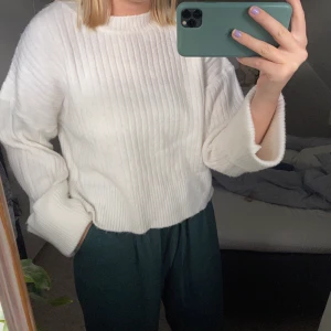 Vit Stickad tröja  - Vit stickad tröja i one size, men skulle säga att den passa XS-M. I fint skick. 