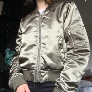 Bomberjacka  - Smått skimmrigt material som ser mycket grönare ut i verkligheten än på bilderna! Frakt: 44 kr