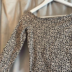  - Leopard off-shoulder topp