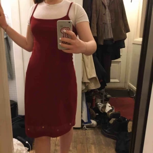  - Jättefin röd klänning med spegeldetaljer. Slits i sidan. Står ingen storlek men gissar på S/M. Bra skick. Möts i innerstan/köparen står för frakt. Klänningen är i syntet-aktikt material.