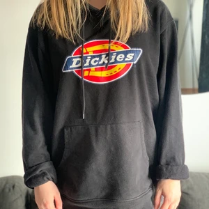 DICKIES HOODIE - SNYGG DICKIES HOODIE. Lite sprucket märke, men det får den bara att se charmigare ut. Precis som du. 🤪
