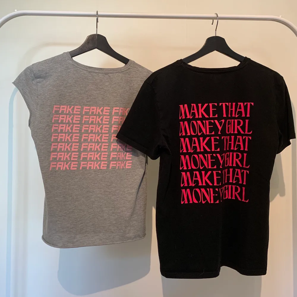 Två basic t-shirts med snyggt tryck på ryggen från Nakd, den svarta är från Zara Larsson collection och strl S, den grå i strl XS. Använda men i fräscht skick 👌 Jag säljer den för 30kr styck eller båda för 50kr. Fraktavgift betalas av köparen ca 45kr.. T-shirts.